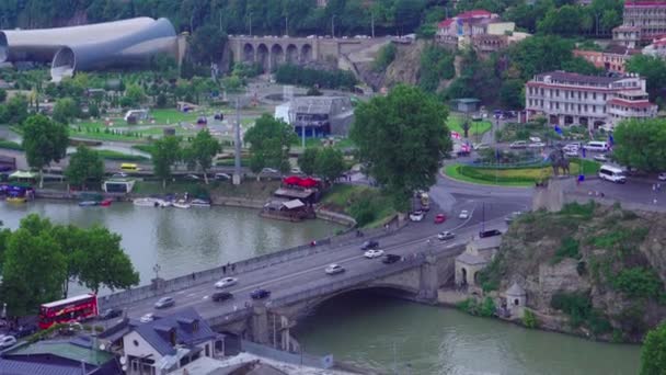 Tbilisi, Georgien - juli 2018: Tbilisi stadsbilden beskådar av centrerar med Rike Park floden Kura, bridge, Georgien regeringen gamla stadens berömda landmärken — Stockvideo