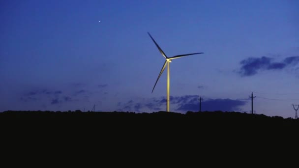 Väderkvarnar under natten skymning och stjärnor på horisonten Nattlandskap — Stockvideo