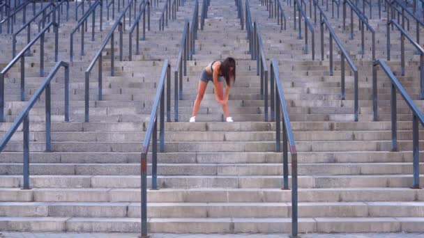 La chica está haciendo ejercicio matutino en el estadio — Vídeos de Stock