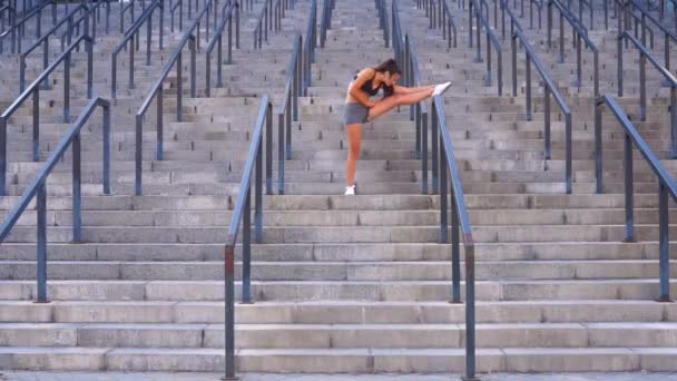 Mujer joven y saludable que va a hacer deporte en las escaleras — Vídeo de stock