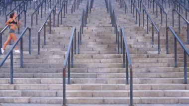 Açık havada açık havada merdivenlerde koşmak kadın çalışan