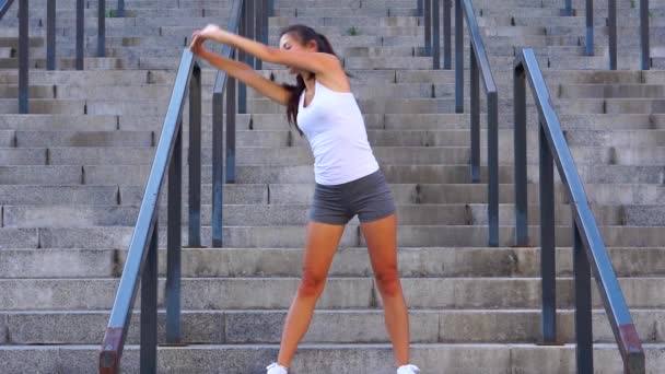 Jovem morena fitness mulher fazendo exercícios matinais treino ao ar livre — Vídeo de Stock