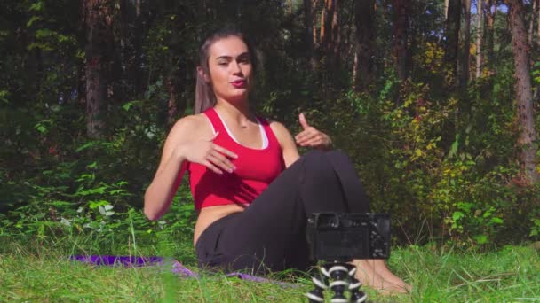 Mladá bruneta žena dělat sportovní cvičení v slunném lese fit žena cvičit — Stock video