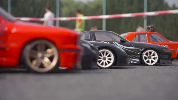 Carros de brinquedo controlados por rádio em linha na estrada antes do início da corrida — Vídeo de Stock
