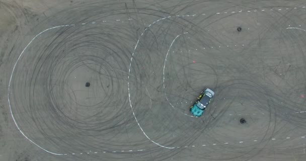 Coche a la deriva en la pista de carreras vista superior — Vídeos de Stock