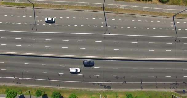 Provoz není těžké na dálnici jedoucího auta — Stock video