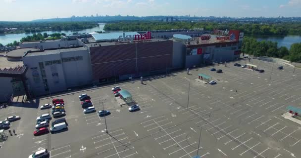 KIEV, Ucrânia - 17 de agosto de 2018: Estacionamento perto de shopping center — Vídeo de Stock