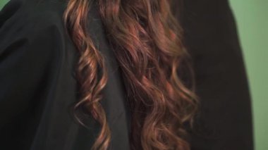 Kuaför Salonu Kuaför güzel kıvırcık saç modeli closeup yapar