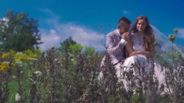 Bankta oturan ve konuşurken hikaye yeni düğün çift tr