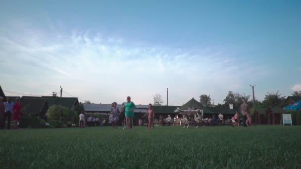 Kremenets, Ukraine - Août, 2018 : Groupe d'enfants marchant ensemble à l'extérieur en été — Video