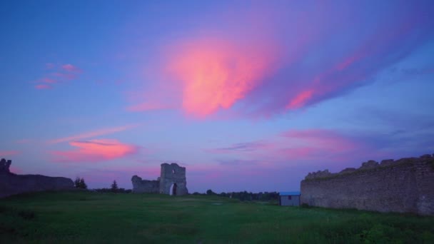 Castillo paisaje con nubes de color púrpura brillante después del atardecer — Vídeo de stock