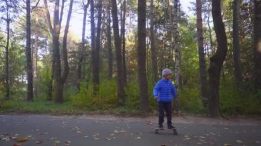 Sonbahar Park açık paten kaykay çocuk çocuk binmek