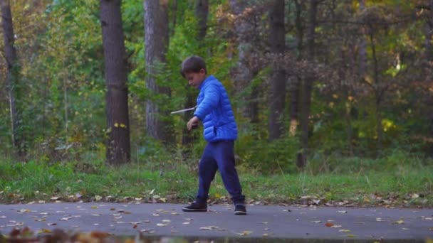 Kinder speelgoed gyroscoop beyblade buiten in herfst park — Stockvideo