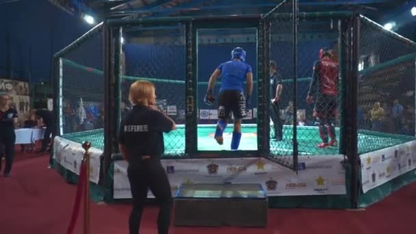 KIEV, Ucrania - 22 de septiembre de 2018: Fighter MMA sube al octágono y el árbitro cierra la puerta detrás de él — Vídeos de Stock