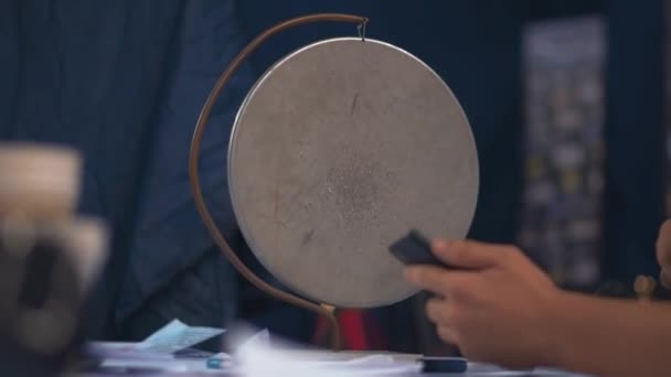 Scheidsrechter heeft getroffen de metalen gong en bedrijf telefoon in zijn hand — Stockvideo