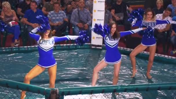 Kiev, Ukraina - 22 September 2018: Flickor cheerleaders i blå klänningar Dans med pom poms i ringen — Stockvideo
