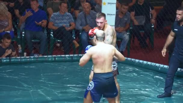 KIEV, Ukraine - 22 septembre 2018 : Deux puissants adversaires de la MMA se frappent et se frappent mutuellement pendant que le protège-dents s'écrase de la bouche — Video