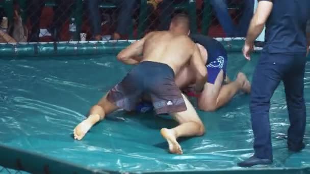 Kiew, Ukraine - 22. September 2018: Kämpfer schlägt einen anderen Sportler mma Meisterschaft — Stockvideo