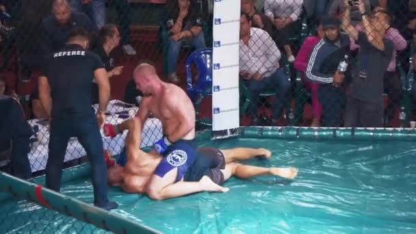 КИЕВ, Украина - 22 сентября 2018 года: Боец активно бьет другого спортсмена на чемпионате ММА — стоковое видео