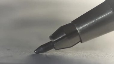 Demir kalem gösterir Graffit bir kağıt üzerinde Kapat