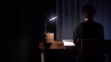 Karanlık art Studio ahşap iç kağıt deseni içeren tabloyu oturarak adam sanatçı kroki