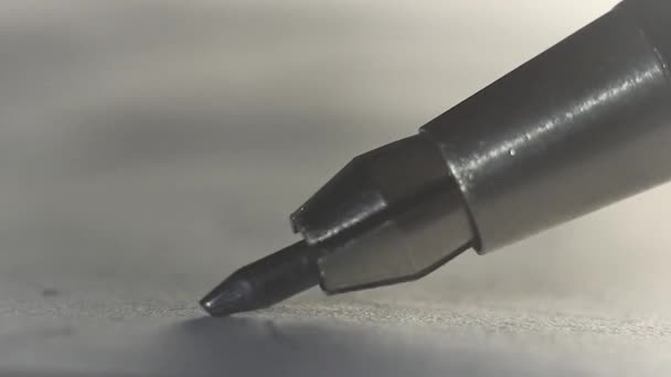 Железный карандаш показывает граффити на бумаге крупным планом — стоковое видео