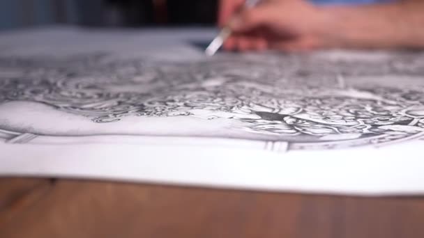 Main d'artiste masculin dessin sur papier motif merveilleux dans son atelier — Video