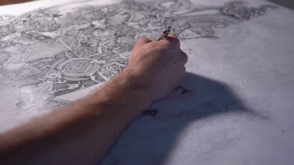 Main d'artiste masculin dessin sur papier motif merveilleux dans son atelier — Video