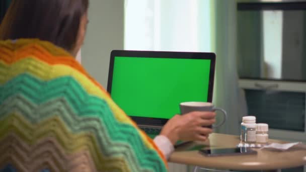 Mujer consulta con un médico en línea sobre su clave de croma de pantalla verde gripe — Vídeo de stock