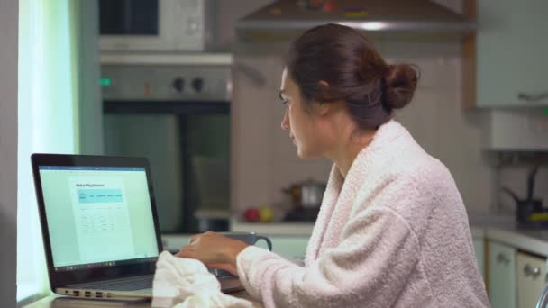 Mujer con estornudo escribiendo el precio de las píldoras en la mesa médica en el ordenador portátil — Vídeos de Stock
