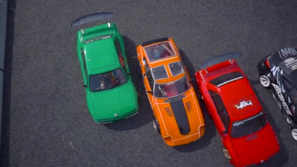 Kiew, Ukraine - 17. August 2018: Funkgesteuerte Spielzeugautos in einer Schlange vor Wettbewerbsbeginn — Stockvideo