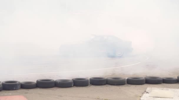 Corsa auto burnout su pista spessa fumo da pneumatici bruciati — Video Stock