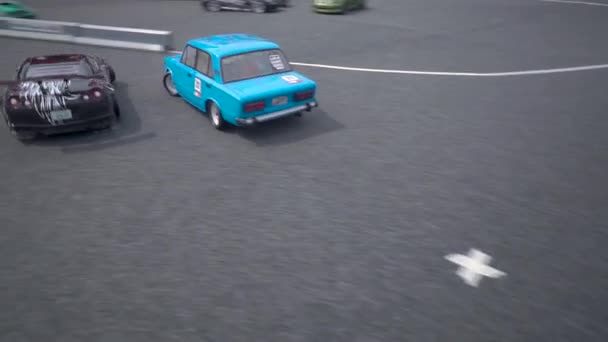 Kiew, Ukraine - 17. August 2018: Zwei ferngesteuerte Spielzeugautos in einem Wettrennen — Stockvideo