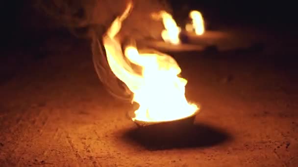 Три горящих металлических огня чаши с цепями — стоковое видео