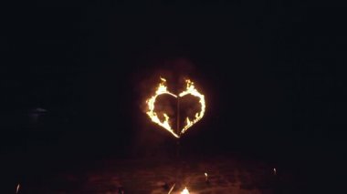 Yanan parlak yanan kalp romantik aşk yangın gösteri