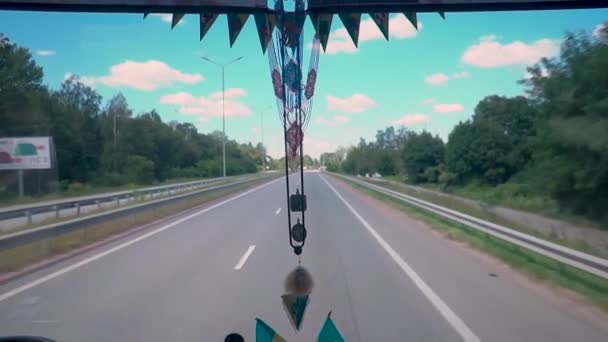 Pohled z přední sklo autobusu na silnici den Ukrajina — Stock video