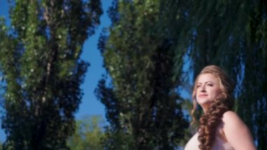 Güneşin sıcak yaz günde kendini fanning genç kadın beyaz bir fan sallayarak bakar