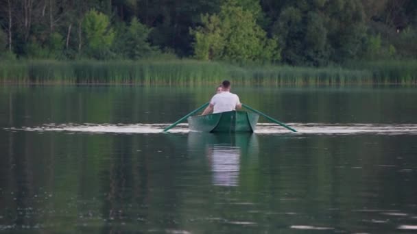 Мужчина и женщина с прогулкой на лодке история любви — стоковое видео