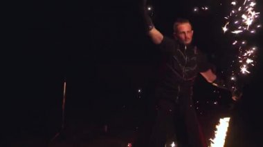 Sokakta yangın gece ile gerçekleştirilen kişi dansları