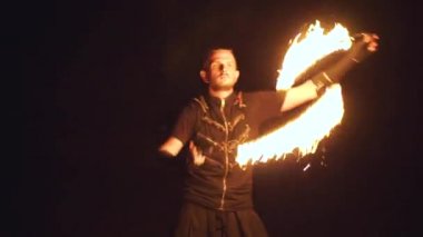 Gösteri adamı sanatçı büküm yangın nesneleri onun elinde ateş