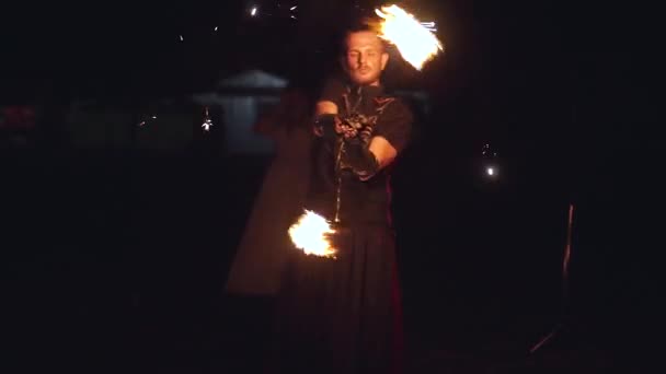 Fire show muž umělec skrývá nevěsta ženich twist oheň objektů v jeho rukou — Stock video