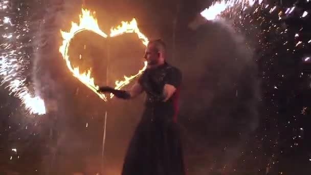 Fire show muž umělec twist oheň objekty v jeho rukou — Stock video