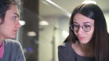 İki genç esmer kız konuşmaya yakın çekim