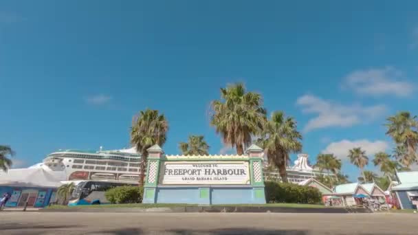 Feeport Harbour, Grand Bahama Island-18 februari 2019: eiland timelapse op de Bahama's teken van Freeport Harbor — Stockvideo