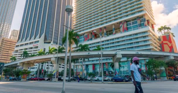 Майами, Флорида - FEB 20, 2019: Расписание с небоскребом бизнес-центра — стоковое видео