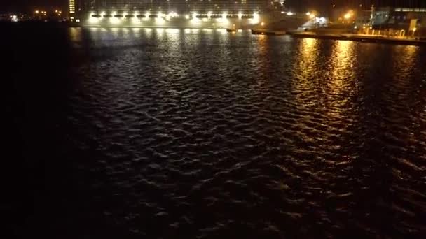 Orlando, Port Canaveral - FEB 17, 2019: Scena notturna grande nave epica all'ormeggio — Video Stock
