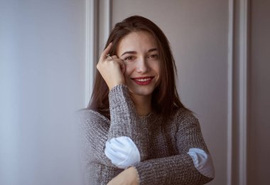 Düşünme ve bunu gösteren öneriyor gülümseyen bir esmer kız portresi