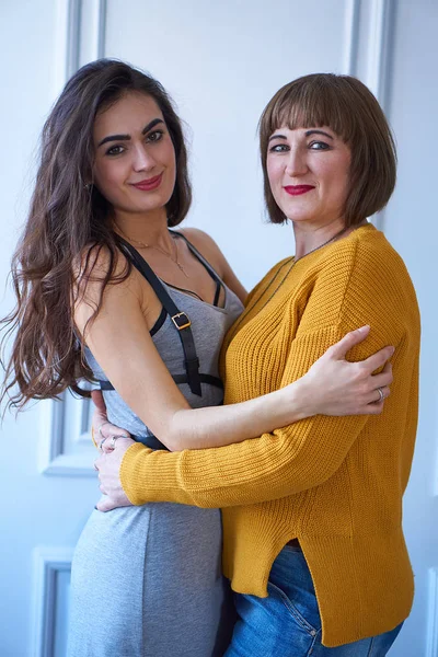 Anne ve kızı birlikte sarılma kameraya bak