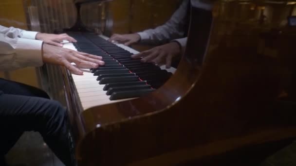 Piano música pianista manos jugando — Vídeo de stock