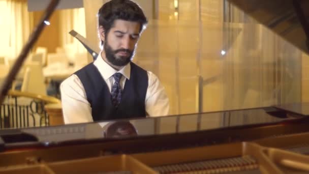 Vista de perto do pianista barbudo tocando o piano fortificado apreciando a música virtuosa — Vídeo de Stock